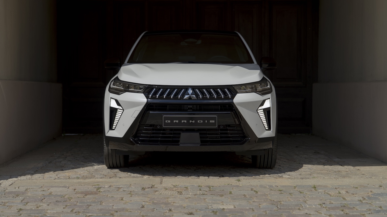 Νέο Mitsubishi Grandis: Υβριδικό Renault Symbioz με σήματα της Mitsubishi